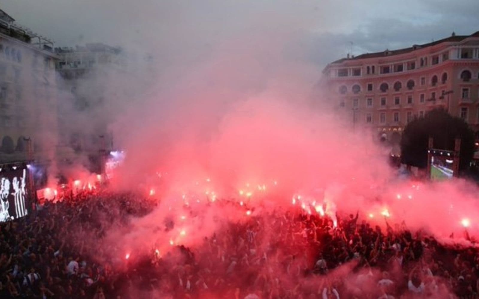 Έβαλαν... "φωτιά" στην πλατεία Αριστοτέλους οι φίλαθλοι του ΠΑΟΚ (vid.)