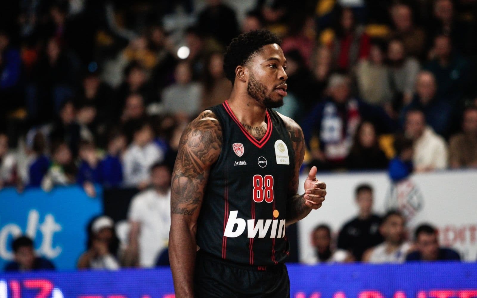 Τζόουνς: «Να συνεχίζουν να μας στηρίζουν, ανυπομονώ να τους δω και να τους ακούσω αύριο»