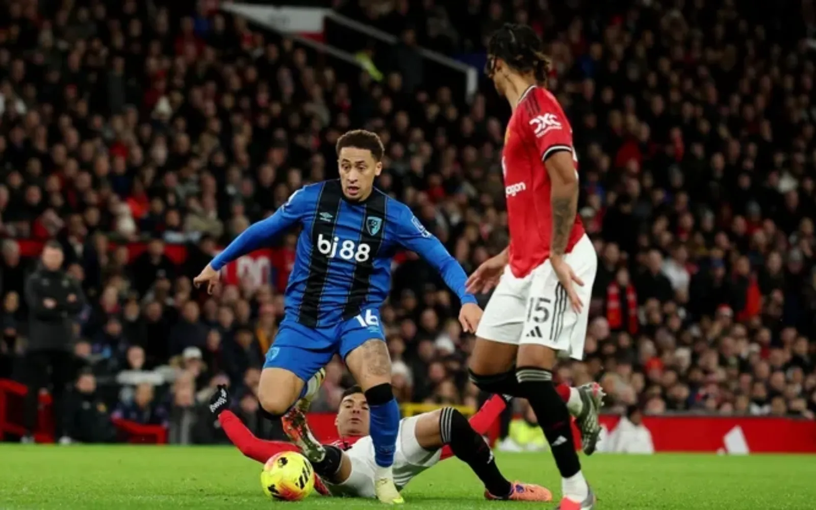 Premier League: Δραματικό ματς στο Όλντ Τράφορντ - Μοιράστηκαν από έναν πόντο Γιουνάιτεντ και Μπόρνμουθ