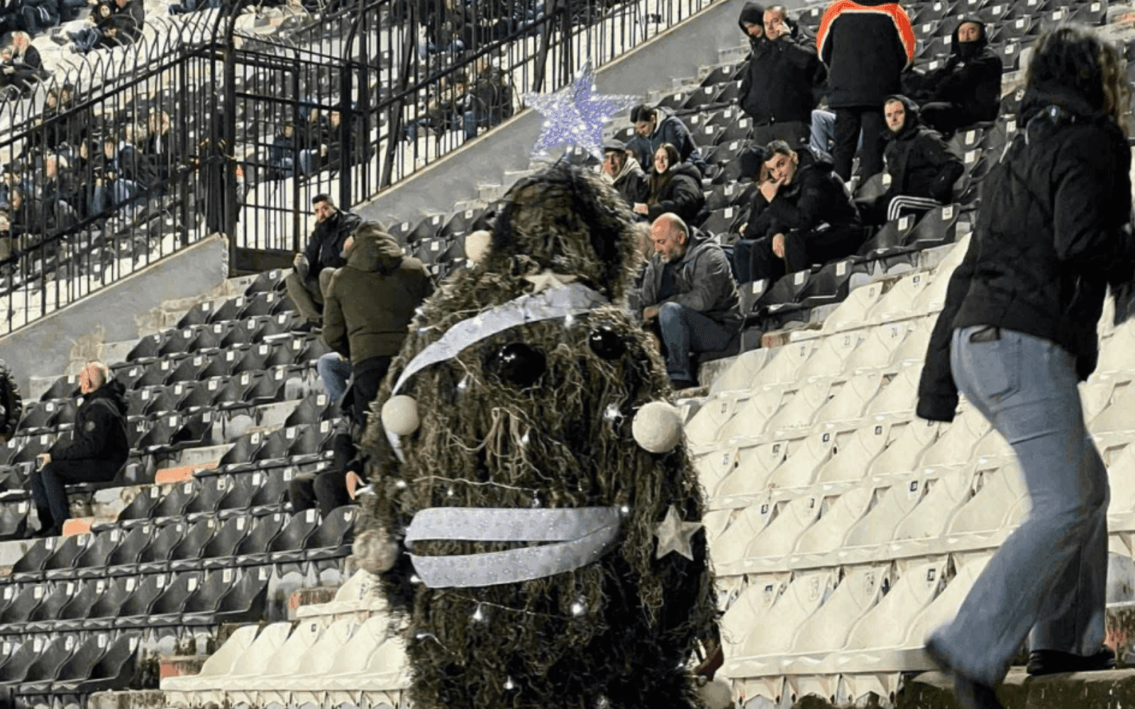 ΠΑΟΚ: Χριστουγεννιάτικο κλίμα στις κερκίδες με οπαδό να πηγαίνει στην Τούμπα ντυμένος... Χριστουγεννιάτικο δέντρο