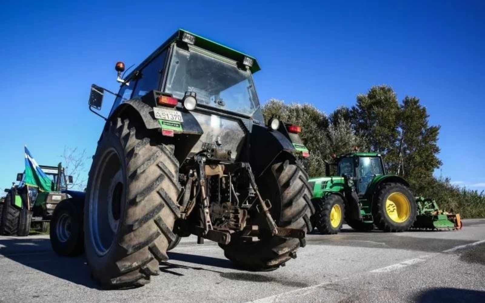 Αγρότες Στήνουν Μπλόκα στη Θεσσαλία – Χημικά σε Νίκαια και Πλατύκαμπο