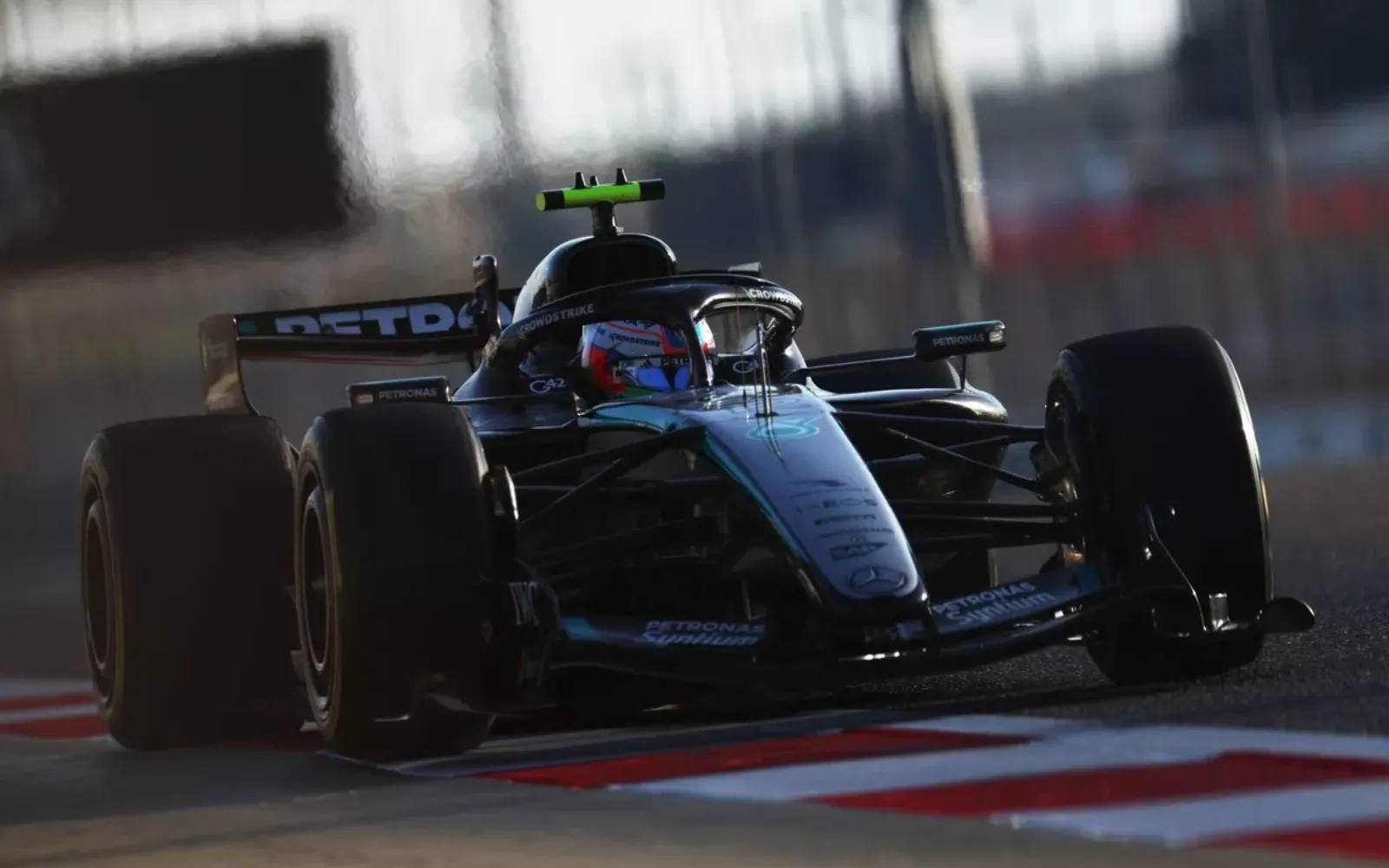 F1 Δοκιμές Μπαχρέιν: Συνεχίζει η μάχη μεταξύ Mercedes και McLaren