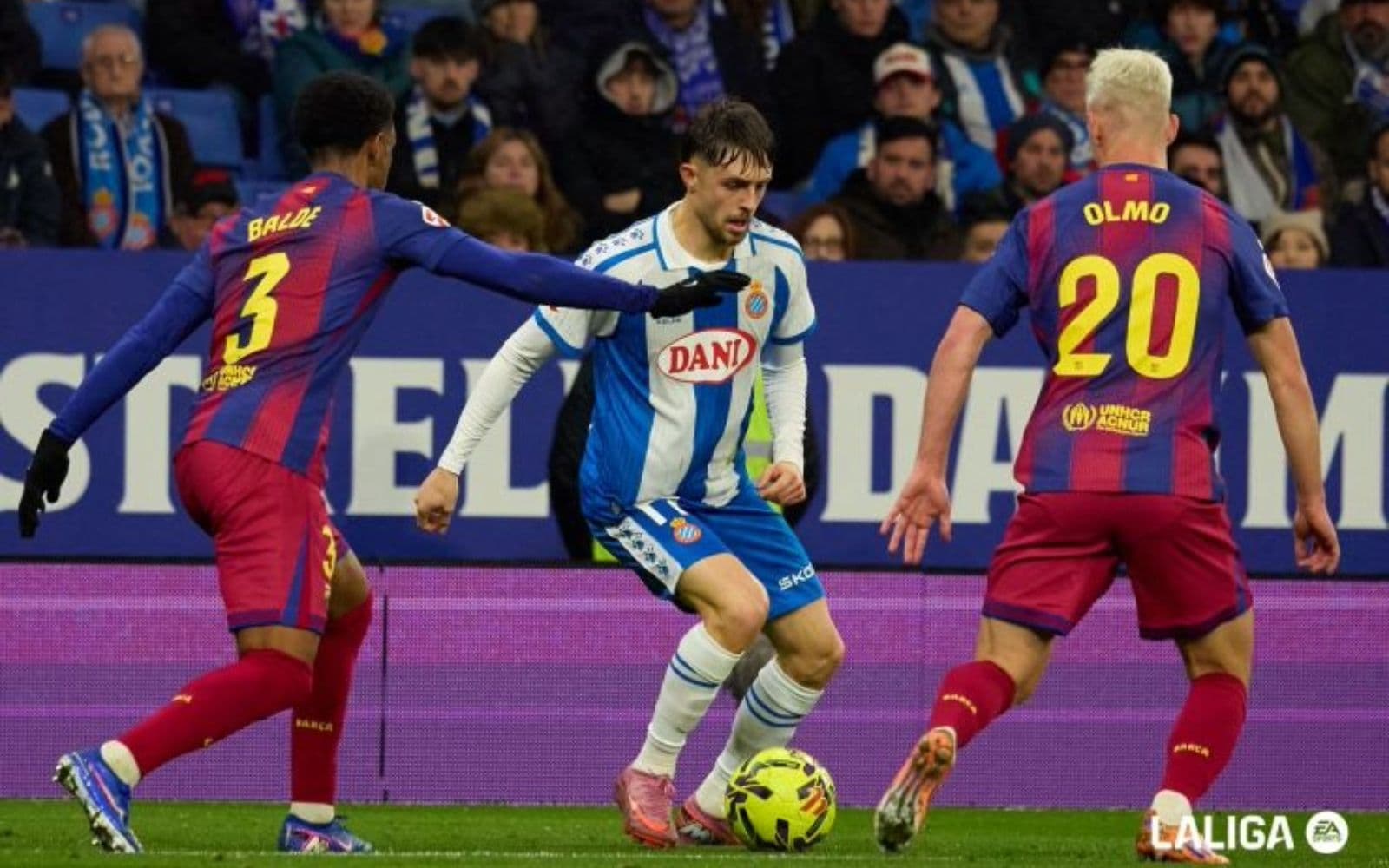 Εσπανιόλ - Μπαρτσελόνα: 7 σεκιούριτι απομάκρυναν έξαλλο άνδρα (vid)